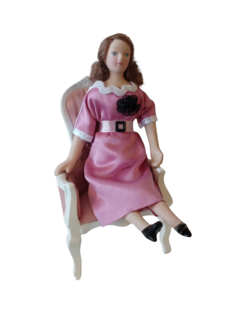 Sillón y muñeca miniatura