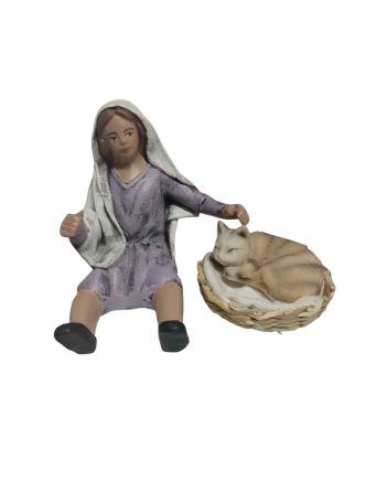 Niña sentada en barro para...