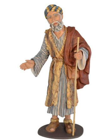 Pastor anciano caminando