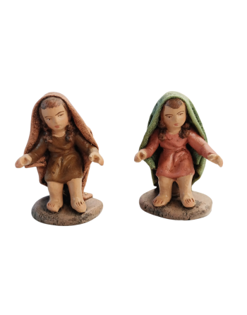 Niñas sentadas para el belen