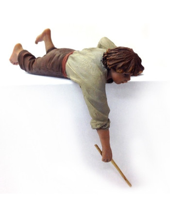 Niño tumbado con palito. Montserrat Ribes. 17 cm. 358.