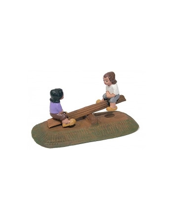 Niños jugando en balancín de barro en 4 cm. GR84.