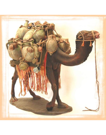 Camello de pie con carga....