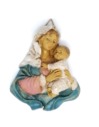 Virgen con Niño en relieve.